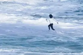 “他拿命在救人”！白衣小哥多次冲入巨浪救起小女孩，当事人发声→图片