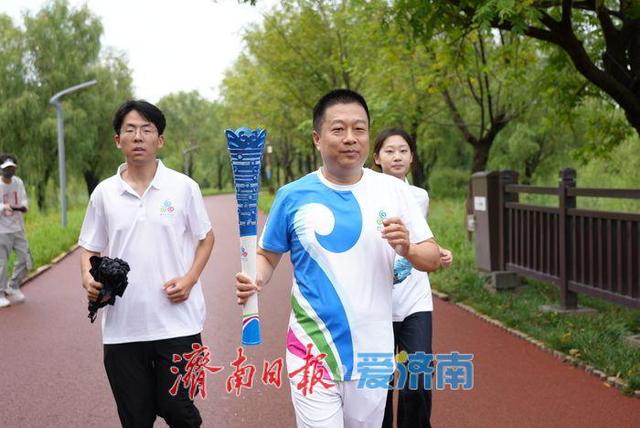 袈裟泉涌千年韵！2025济南国际泉水节“泉炬”传递抵达长清
