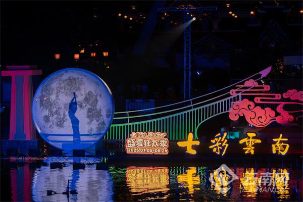 篝火映夜 七彩云南欢乐世界上演火把节盛夏狂欢