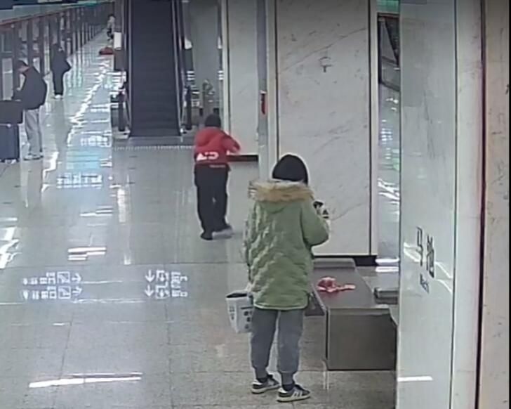 10岁男孩捡到9200元现金 武汉地铁送上今年首张“文明好乘客”纪念卡片