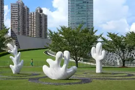 瑞士艺术家：欢迎中国观众脱下鞋走走鹅卵石步道，拥抱我的雕塑作品图片
