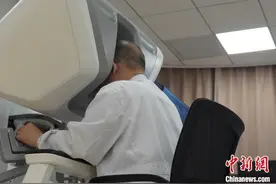 跨越5000公里远程手术 上海医生成功救治在新疆的肺部肿瘤患者图片