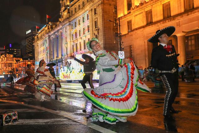 上海旅游节大巡游惊艳外滩，雨中演绎别样风情