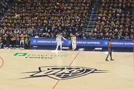 永远的雷霆人，威少季后赛首回雷霆主场，球迷送上掌声欢呼声图片