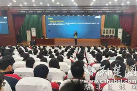 郧西一中邀请“培清北”语文教学名家做高考语文备考复习讲座图片