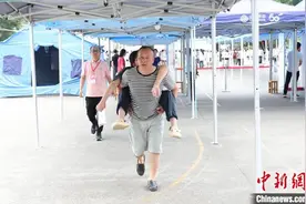 广西侗乡一父亲背女儿赶考：用脊背托起求学路图片