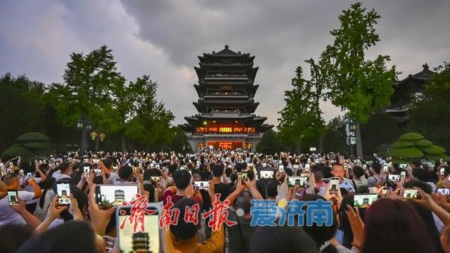 璀璨瞬间！超然楼亮灯“超燃”时刻 暑期打卡热度不减 | 一年四季 泉在济南