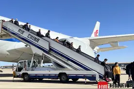 出席十四届全国人大二次会议的四川代表团代表抵京｜图集图片