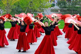北京怀柔区总工会举办国庆职工群众展演活动图片