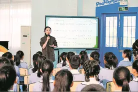 《玉盘》主创与学生一起《逐梦》图片
