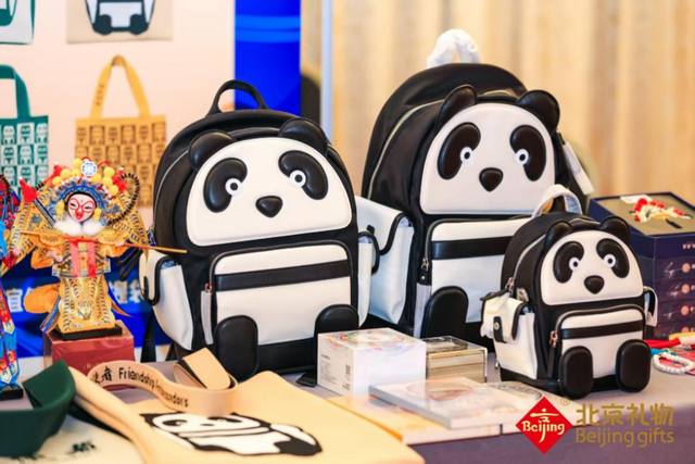2025服贸会“北京礼物”展区：京味“拾”趣绘新篇，文旅盛宴启新程