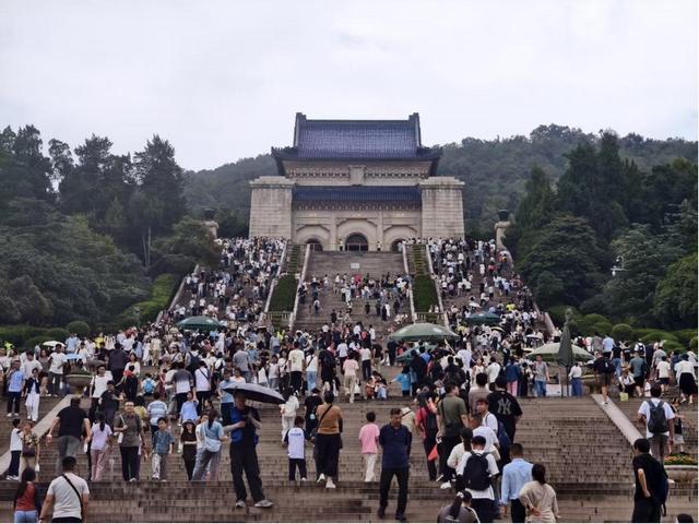 旅游消费“燃”起来了！国庆中秋假期首日客流或创历史新高