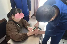​手指被油壶卡住，消防员5分钟解困图片
