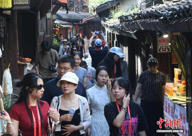 海外华文媒体走进千年古镇磁器口体味老重庆