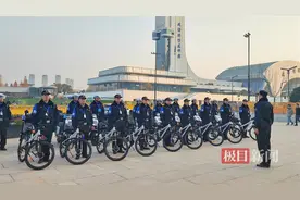 武汉江岸城管捡到6张身份证，请游客前来领取图片