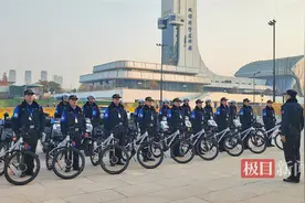 武汉江岸城管捡到6张身份证，请游客前来领取图片