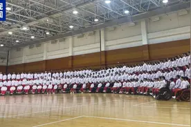 巴黎残奥会开幕，“中国红”亮相！成龙参与火炬传递！图片