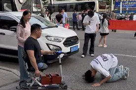 考场外跪谢无腿父亲的男生高考成绩公布 父亲：很满意 儿子想去当兵图片