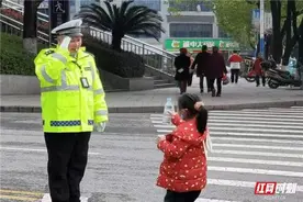 湖南好人·每周一星丨陈自祥：“警服蓝”化身“志愿红” 重返护学岗位图片