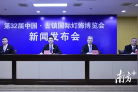 越办越热闹，第32届古镇灯博会热度再创新高图片