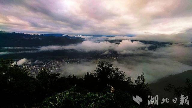 鹤峰容美：雾漫清晨