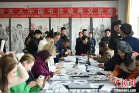山东烟台：外国友人学书法图片