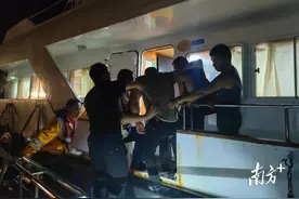 红海湾海事处深夜救助中风船员图片