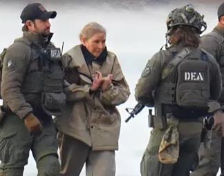 委内瑞拉总统马杜罗跪着爬进囚车，妻子右眼旁有淤青	，额头等身体部位有伤，或遭“严重伤害”