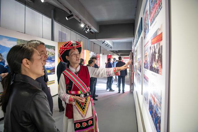 云南维西傈僳族自治县庆祝成立40周年