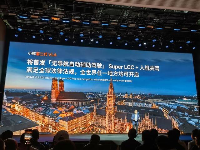 何小鹏连发四大黑科技，人形机器人走猫步上台，用户能买到的L4车型来了