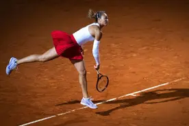 郑钦文1-2高芙无缘罗马站决赛 与高芙交手记录0胜3负图片