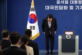 涉嫌介入选举，尹锡悦鞠躬致歉！金建希暂停所有非必要公开活动图片