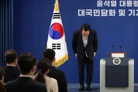 涉嫌介入选举，尹锡悦鞠躬致歉！金建希暂停所有非必要公开活动图片