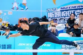 在羽毛球场地用乒乓拍打网球？匹克球在白领群体很流行，能一直“火”下去吗？图片