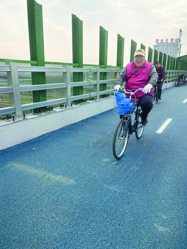 ​石家庄百公里环城绿道实现全线贯通 串联起滹沱河、环城水系与太平河三大水系，为市民打造出可骑行、慢跑、漫步的连续绿色空间