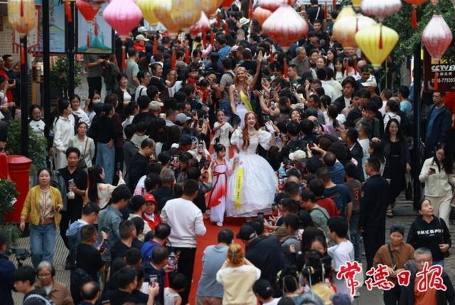 冠军佳丽入城 常德河街国际范十足