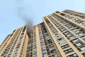 22楼着火直冒黑烟，但整栋楼的消火栓里一滴水都没有图片