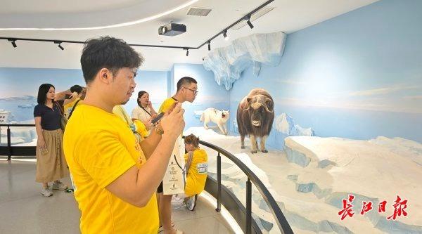 骑遇东湖秋意来！50组体验官夜探东湖“水陆”秋日景