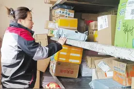 一人一车 女快递员串起深山物流网图片