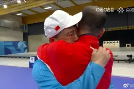 夺金！李越宏赛后激动落泪，和教练紧紧拥抱图片