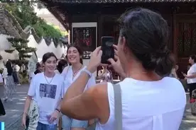 “China Travel”爆火，有外国人凌晨2点在成都街头吃蹄花！前7个月有1700多万人次外国人来华，预计拉动消费超千亿元图片