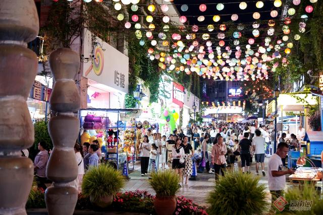 云南建水紫陶街：“非遗+”焕发暑期夜市经济活力