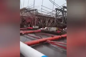 长江大桥上大量铁架倒塌，重庆长寿区交通局：施工防护棚被风吹倒视频封面
