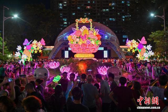 广州：民众游灯会欢度中秋佳节