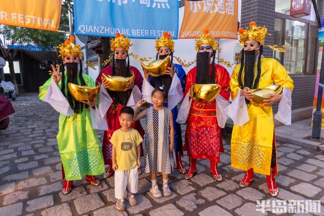 青岛最有“钱”的街区，一场烟花音乐啤酒节正在举办