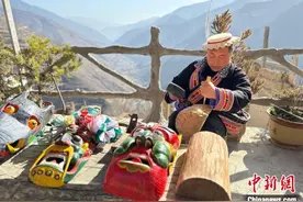 甘肃文县“白马巧匠”的面具情图片