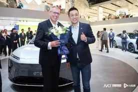“蔚乐萤”三品牌齐聚上海车展，李斌现场卖出78万的ET9图片