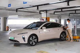 南京禄口国际机场停车场新增20个充电桩图片