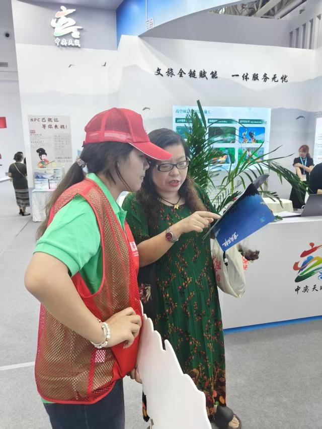 武汉“红马甲”注入青春能量，中国文旅博览会“因你而美”