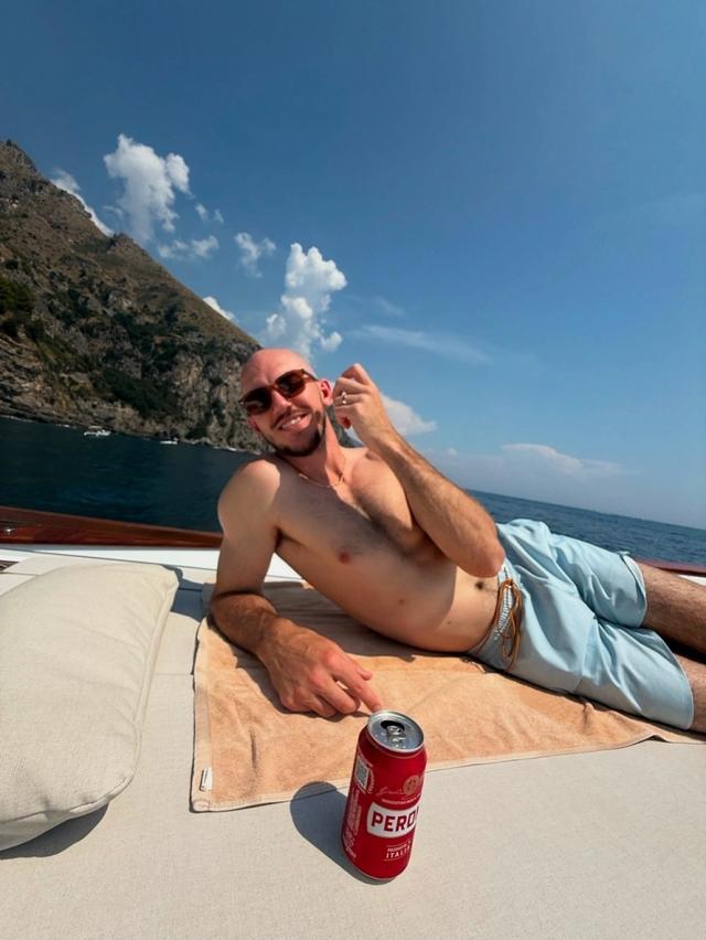这就是女生想要的蜜月旅行！卡鲁索妻子晒蜜月照：欧洲各国游玩